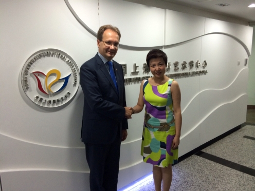 Hoppál Péter államtitkár és Catherine Wang fesztiváligazgató Sanghajban